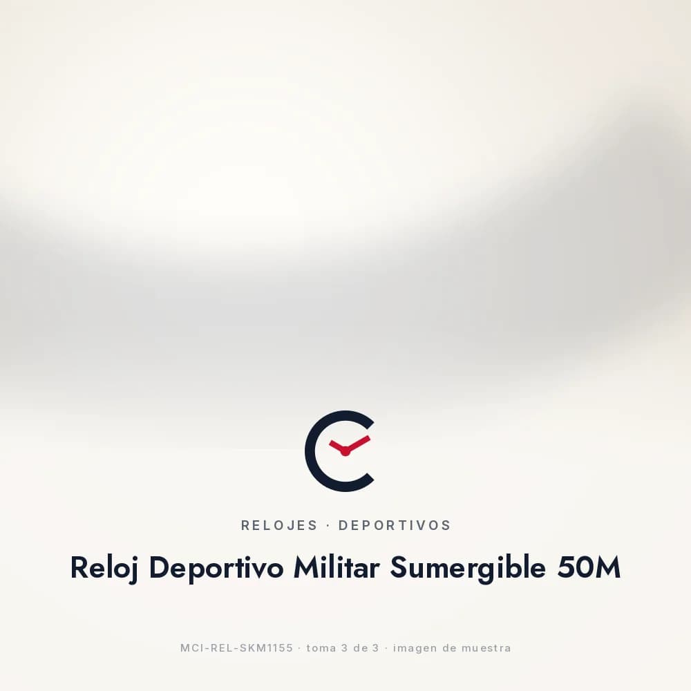 Reloj Deportivo Militar Sumergible 50M, en muñeca sobre el manubrio de una moto